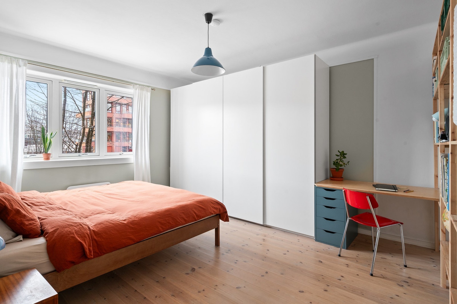 Rommet har god plass til dobbeltseng med tilhørende møblement, og svært godt med skapplass i skyvedørsgarderoben. Galleribilde