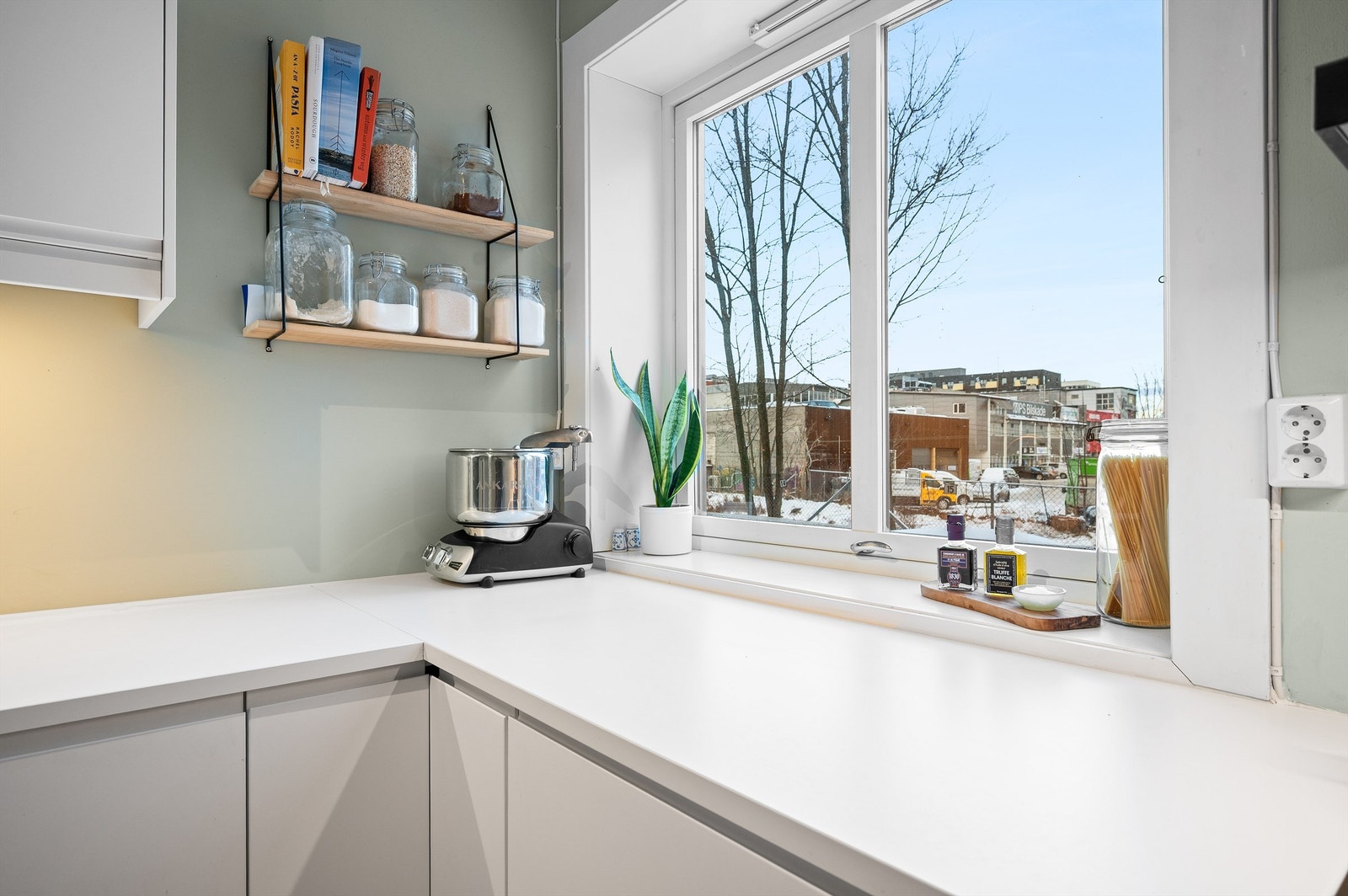 Vinduet over kjøkkenbenken sørger for godt med lys inn i rommet. Galleribilde