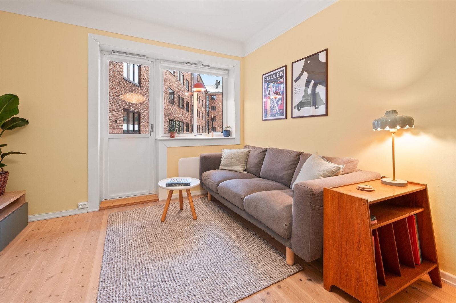 Fra stuen er det utgang til en sydvestvendt balkong som vender ut mot en rolig bakgård. Galleribilde