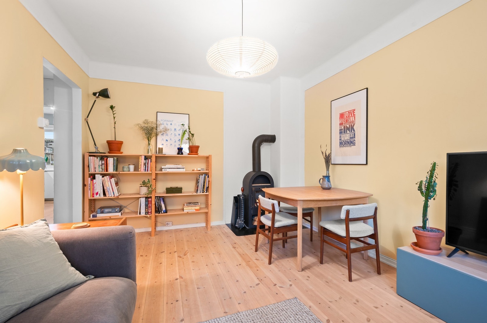 Det er en god planløsning som består av entré, soverom, bad, samt kjøkken og stue i tillegg til en balkong med utgang fra stuen. Galleribilde