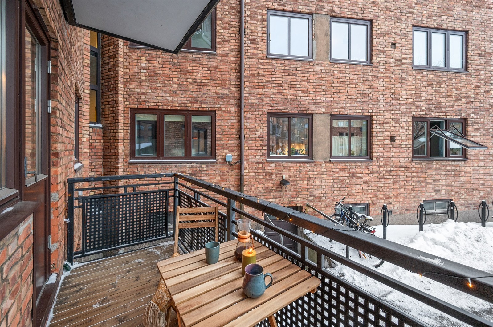 Balkongen er på 4 kvm og er belagt med terrassebord og har rekkverk av metall. Galleribilde
