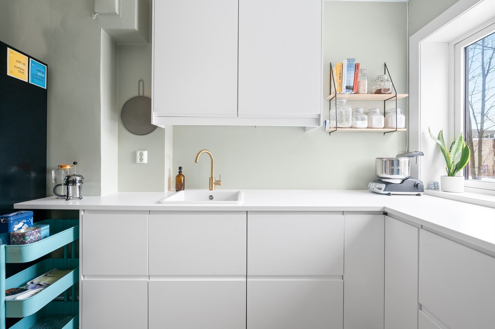 Videre består innredningen av glatte skapdører og lys benkeplate av laminat. Galleribilde