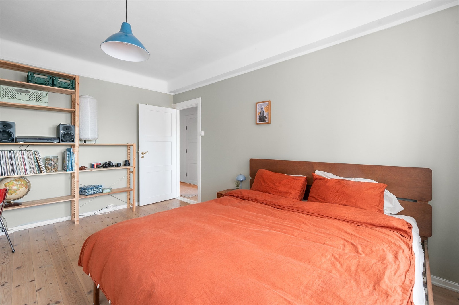 Rommet vender ut mot grønne områder og har lite innsyn. Galleribilde