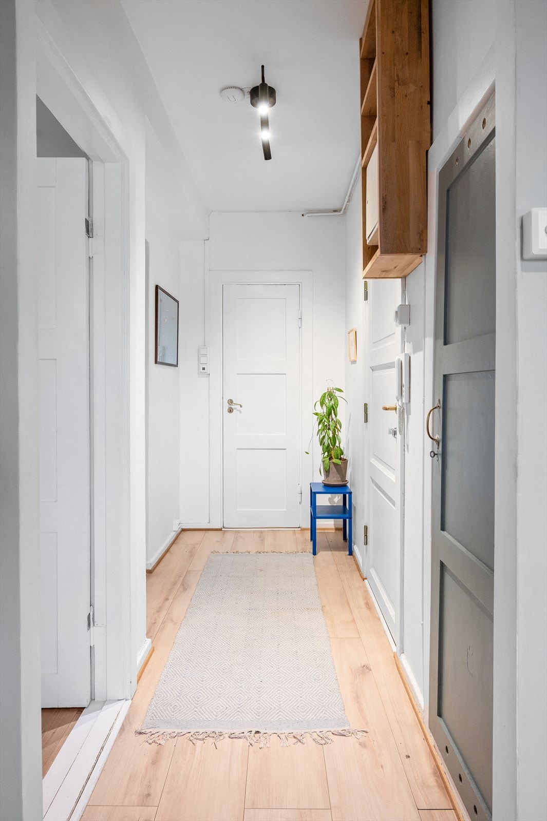 Entréen er lys og innbydende og det er en innvendig bod i tilknytning for praktisk oppbevaring. Galleribilde