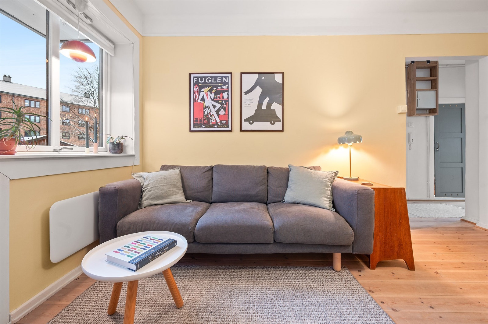 Vinduer med dype karmer som kan pyntes med planter, bøker og dekor. Galleribilde