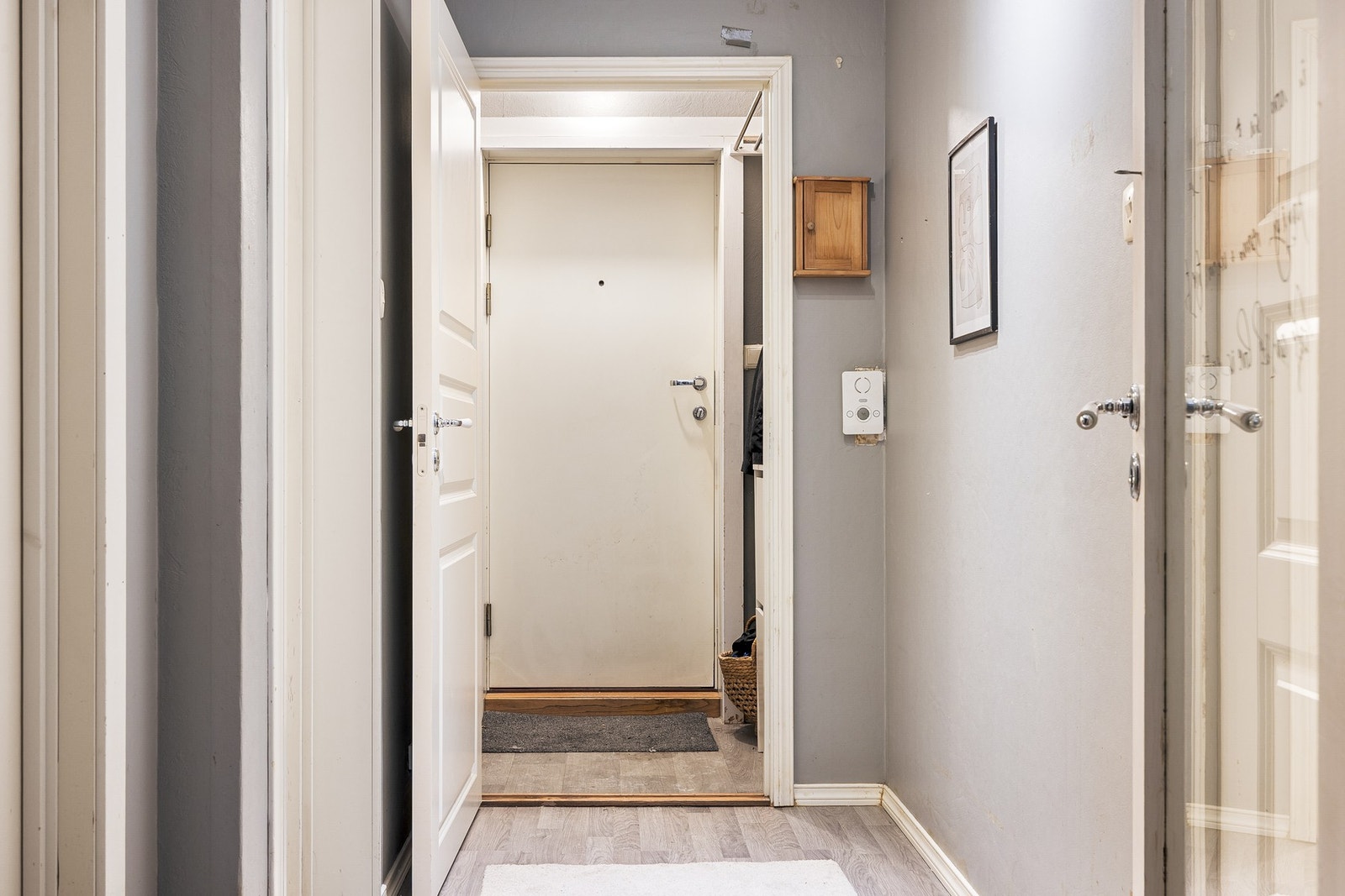 Boligen har en lys og ryddig entré som gir et godt førsteinntrykk. Galleribilde