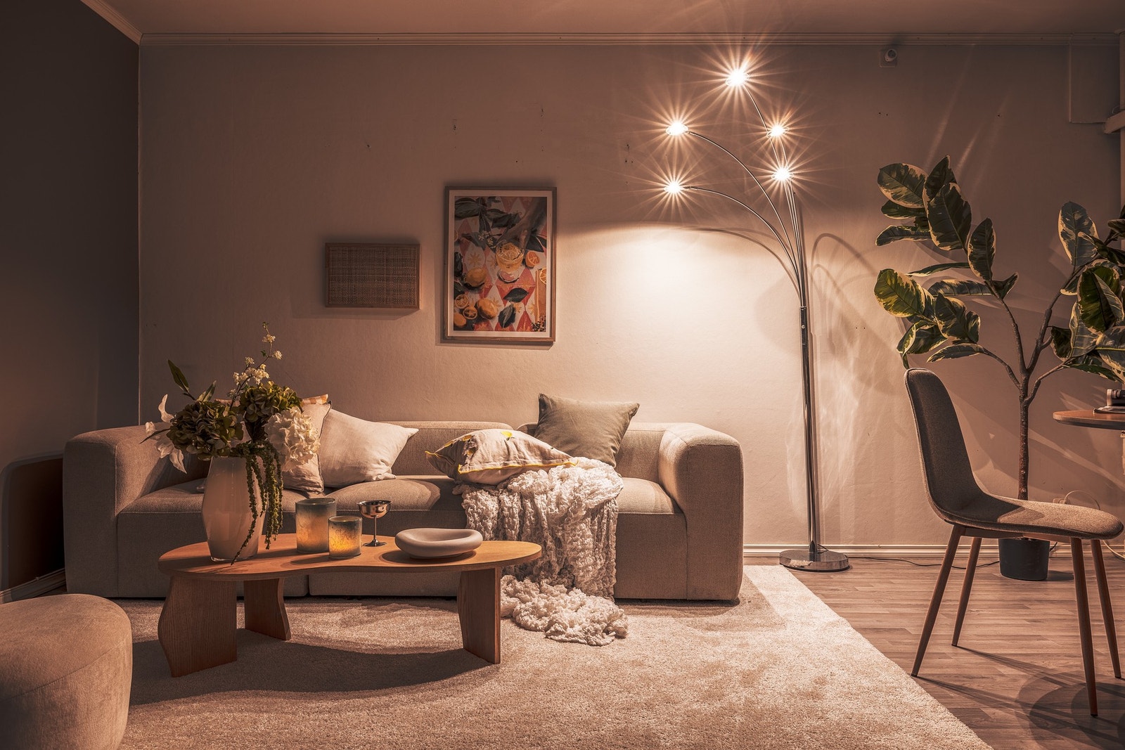 Rommet oppleves som lyst og luftig, med god plass til både sofagruppe og spisebord Galleribilde