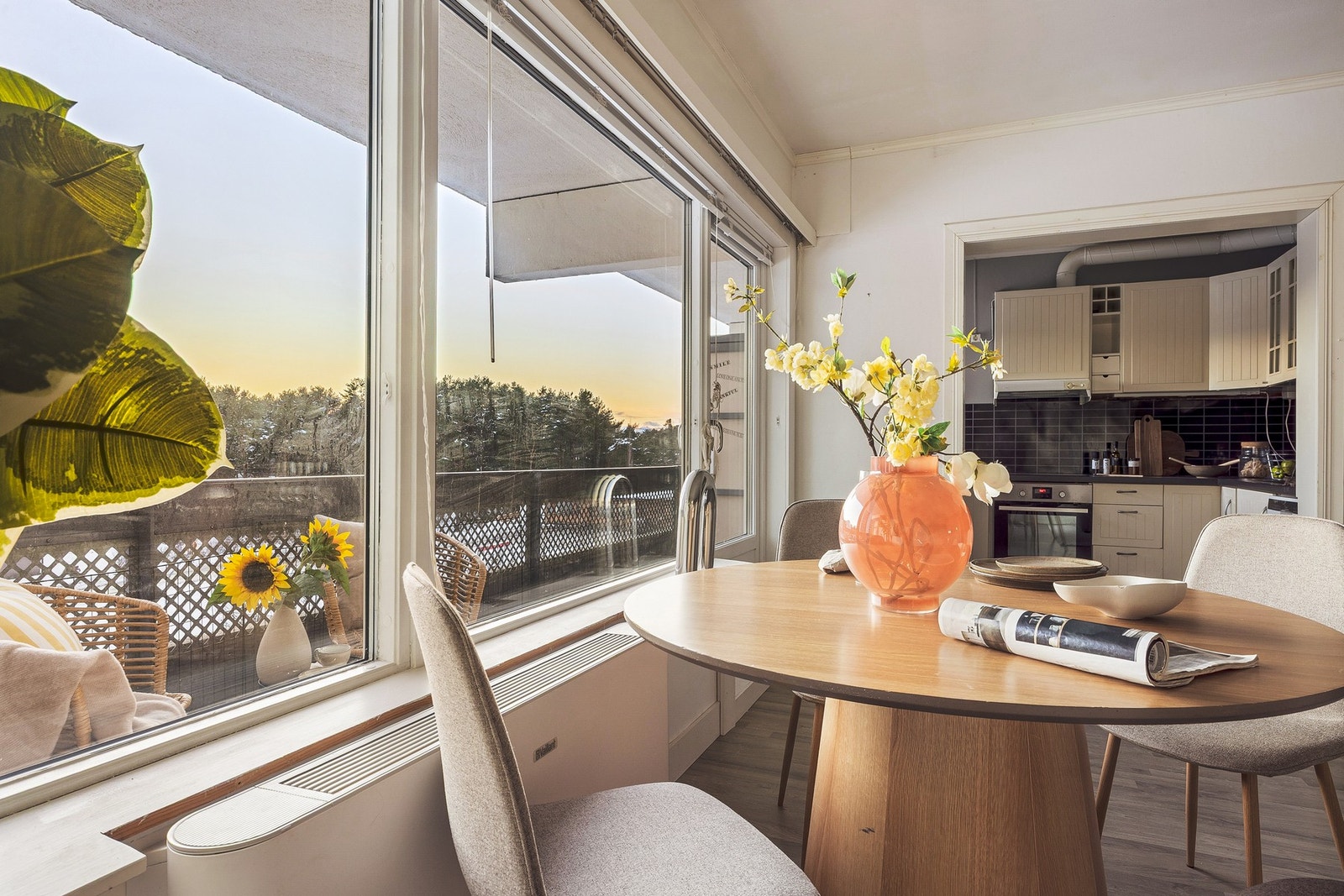 Fra stuen er det utgang til en solrik balkong. Galleribilde