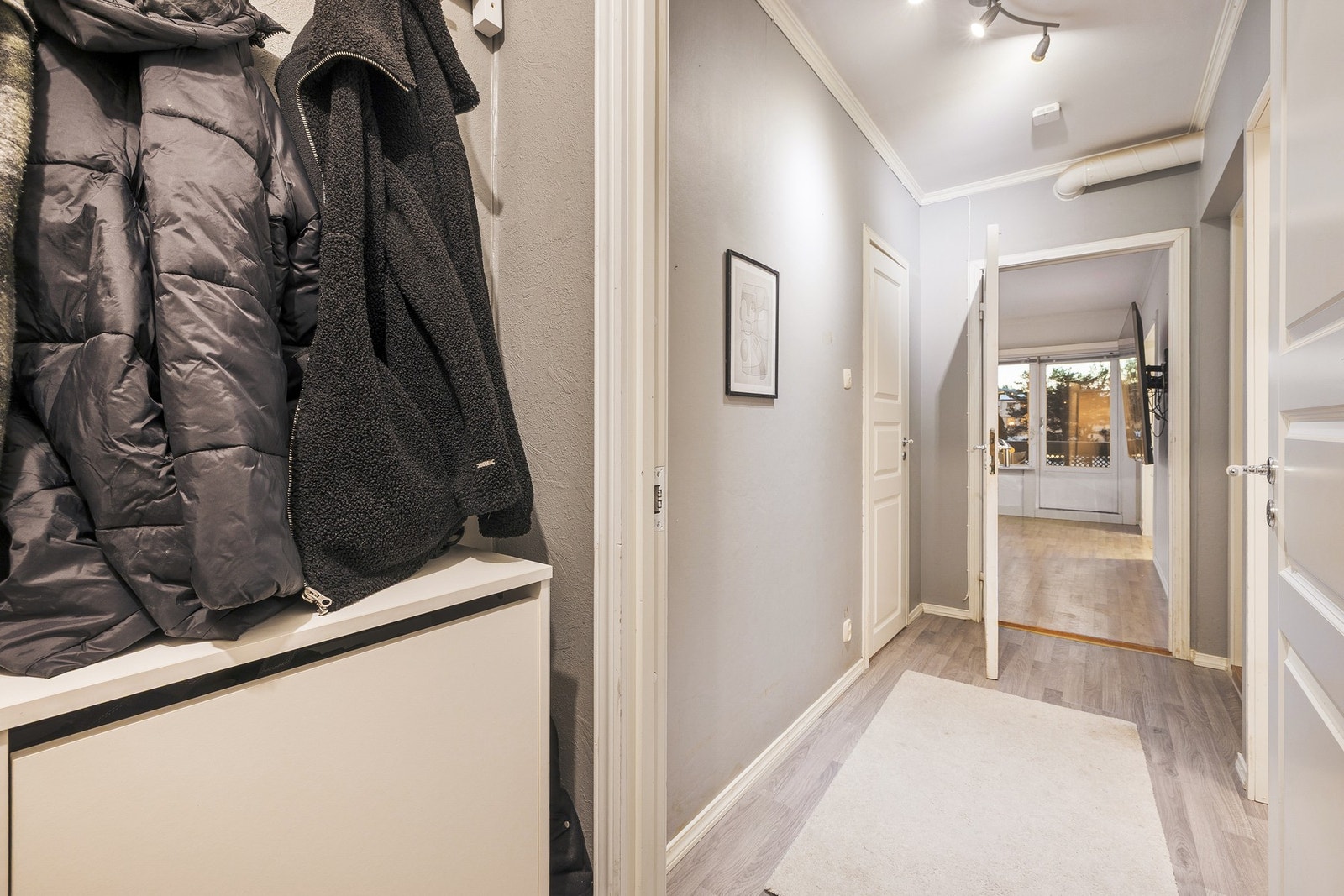 Alt i alt er dette en velholdt og lettstelt leilighet med en gjennomgående god standard, praktiske løsninger og et trivelig uttrykk - perfekt for deg som ønsker en komfortabel bolig med god planløsning. Galleribilde