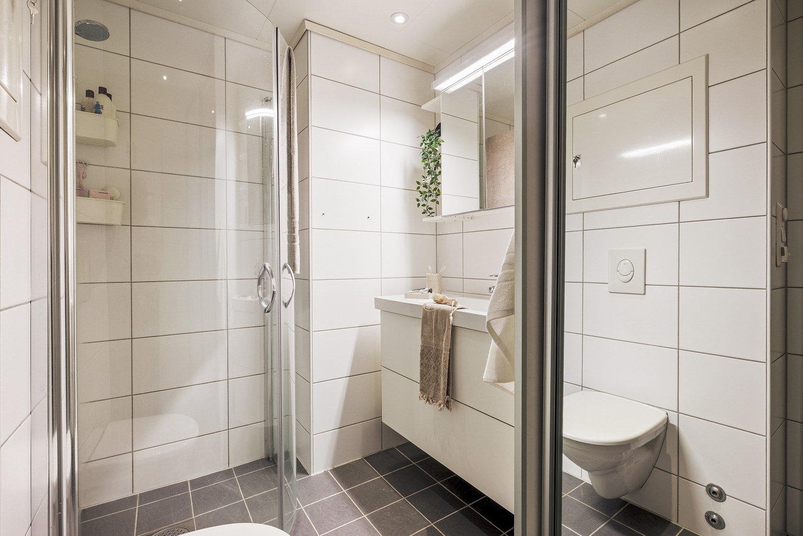 Badet er helfliset og fremstår som både funksjonelt og pent. Her er det varmekabler i gulv som gir ekstra komfort. Galleribilde