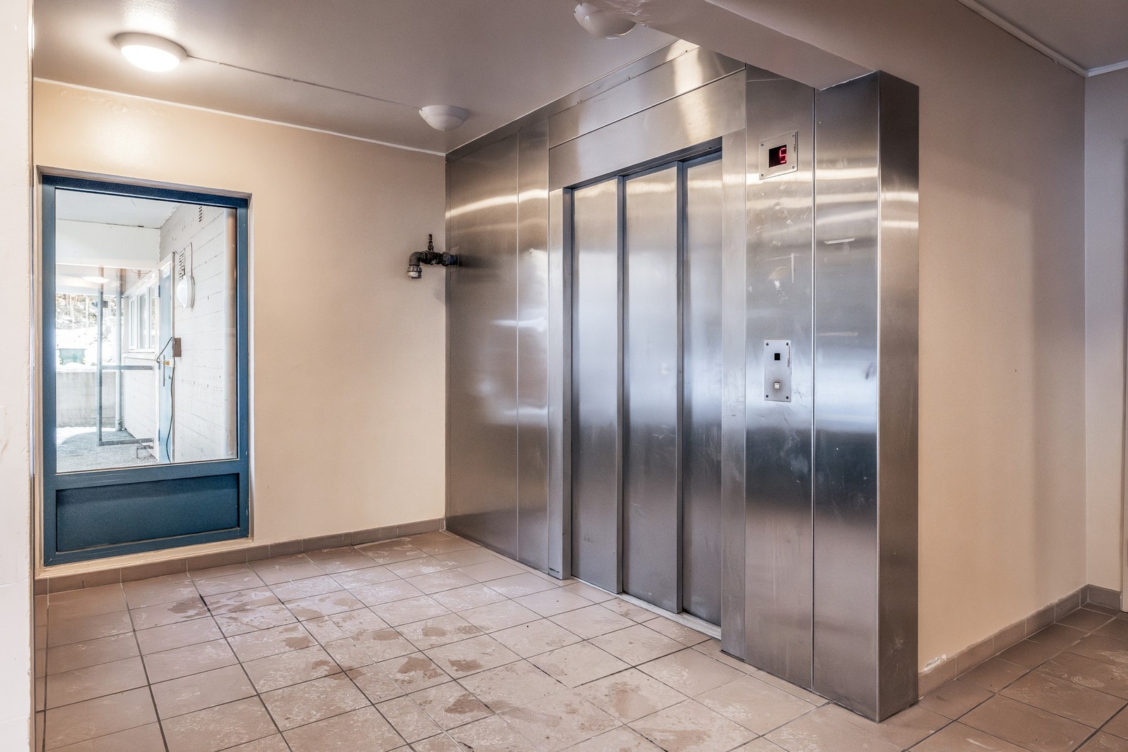 Det er heis i bygget. Galleribilde