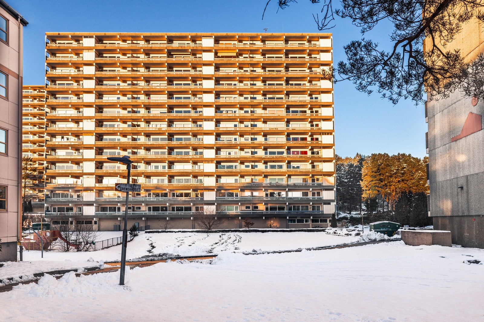 Leiligheten ligger i attraktivt og barnevennlig område bestående for det meste av tilsvarende borettslagsbebyggelse og rekkehus. Dette er et svært fint område for familier, med nærhet til flere skoler og barnehager med gangavstand til Åsane Storsenter og Galleribilde