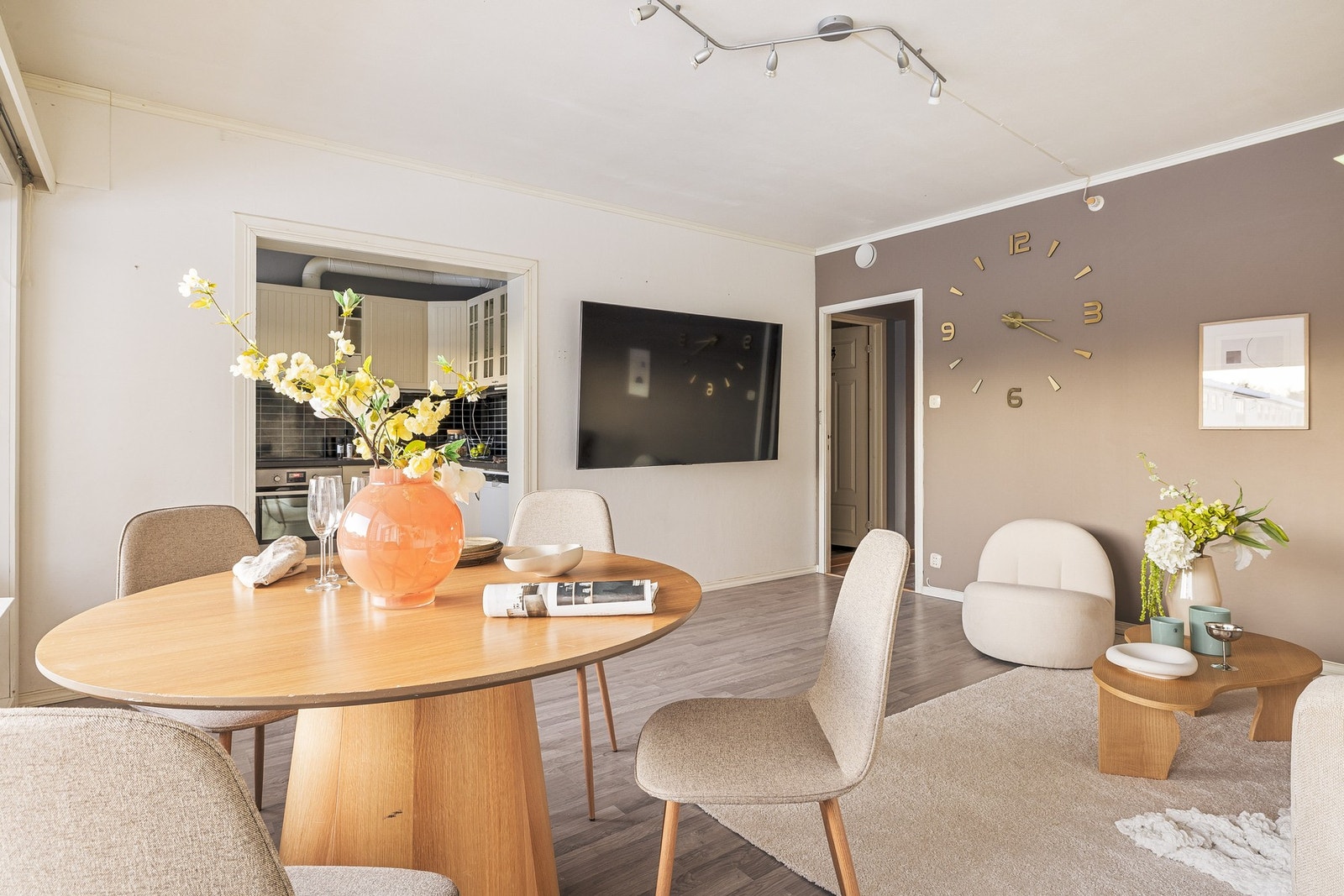 Leilighetens naturlige samlingspunkt er den romslige stue- og kjøkkenløsningen. Galleribilde