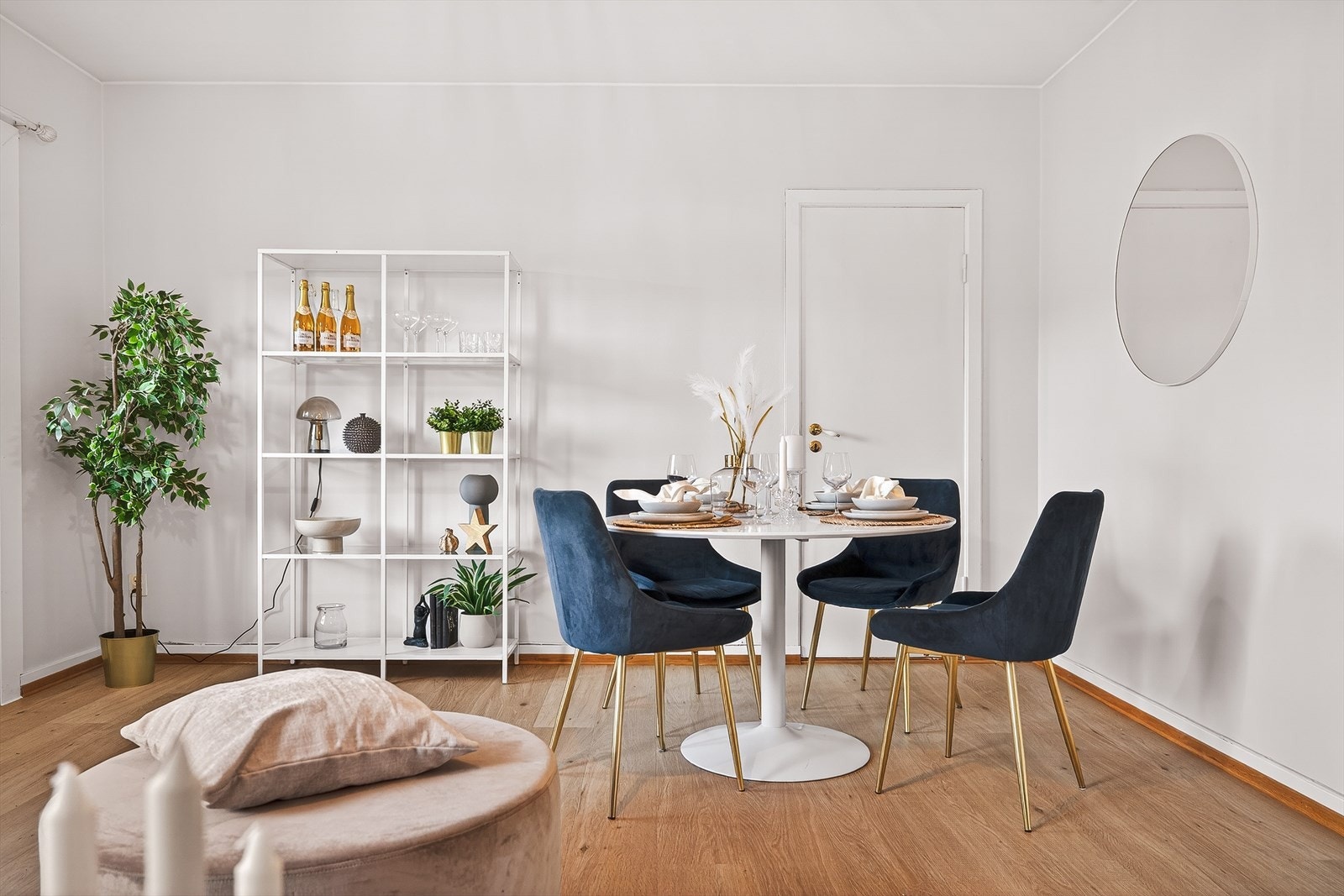 Dør til hovedsoverom fra stuen, ikke mye brukt. Galleribilde