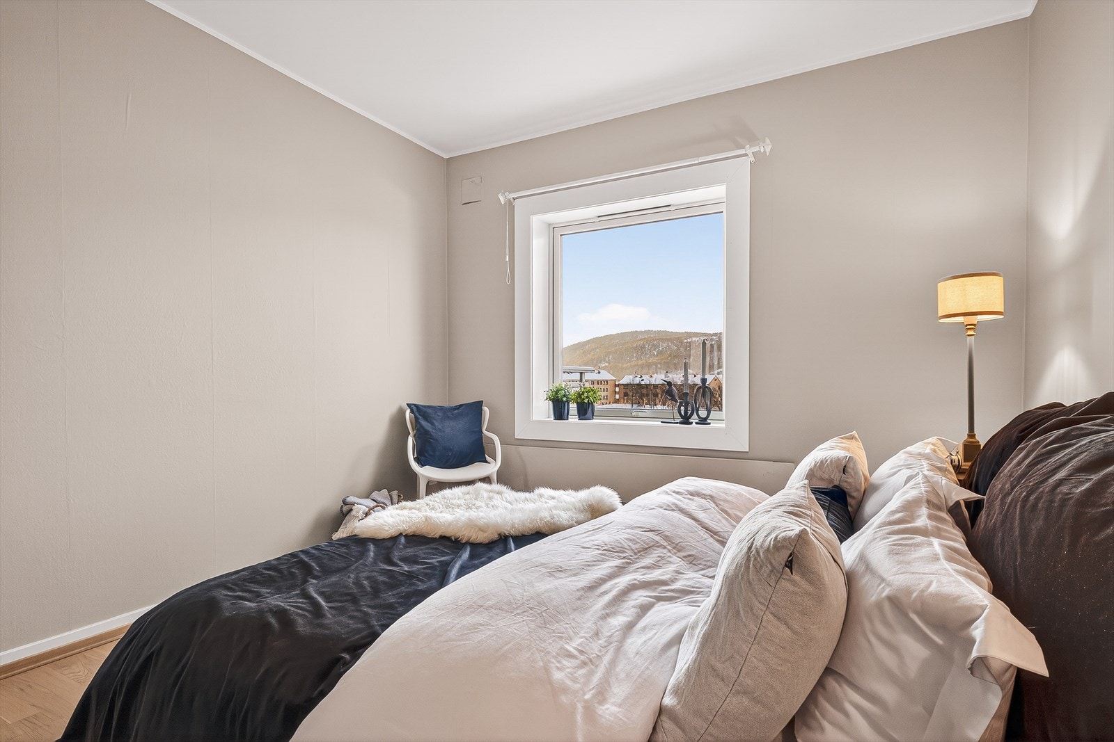 Nyere vinduer i leiligheten gjort i regi av brl. Galleribilde