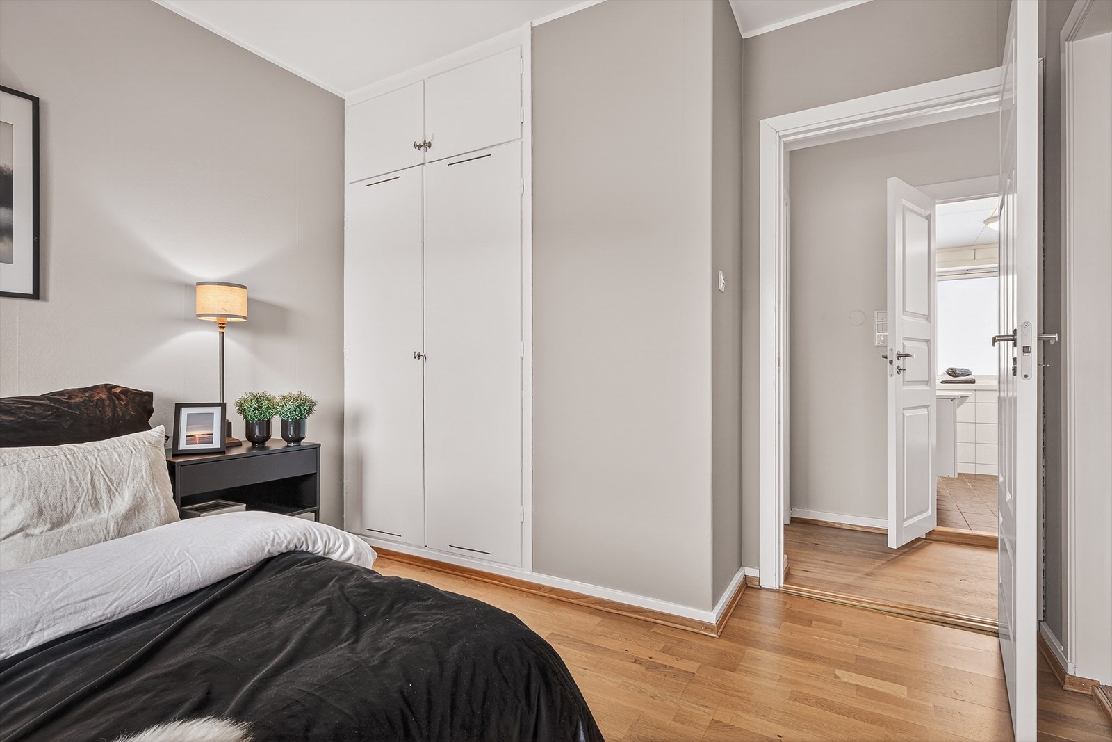 Skap med mye hengeplass. Galleribilde