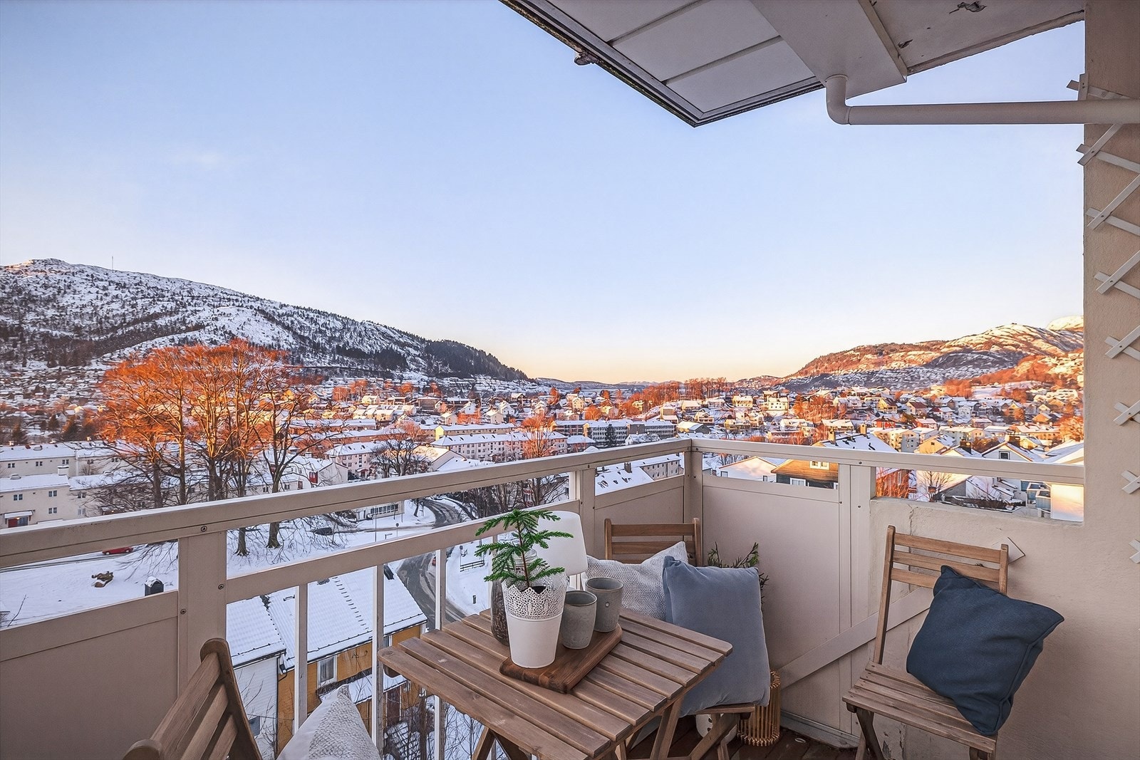 Denne utsikten kan bli din. Ta kontakt med megler Laila Flinterud for visning og mer informasjon Galleribilde