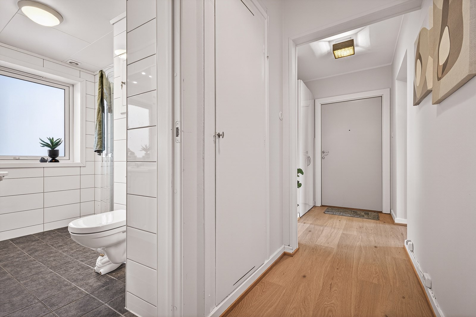 Fra gangen er det dør inn til badet. Skoskap i veggen. Galleribilde