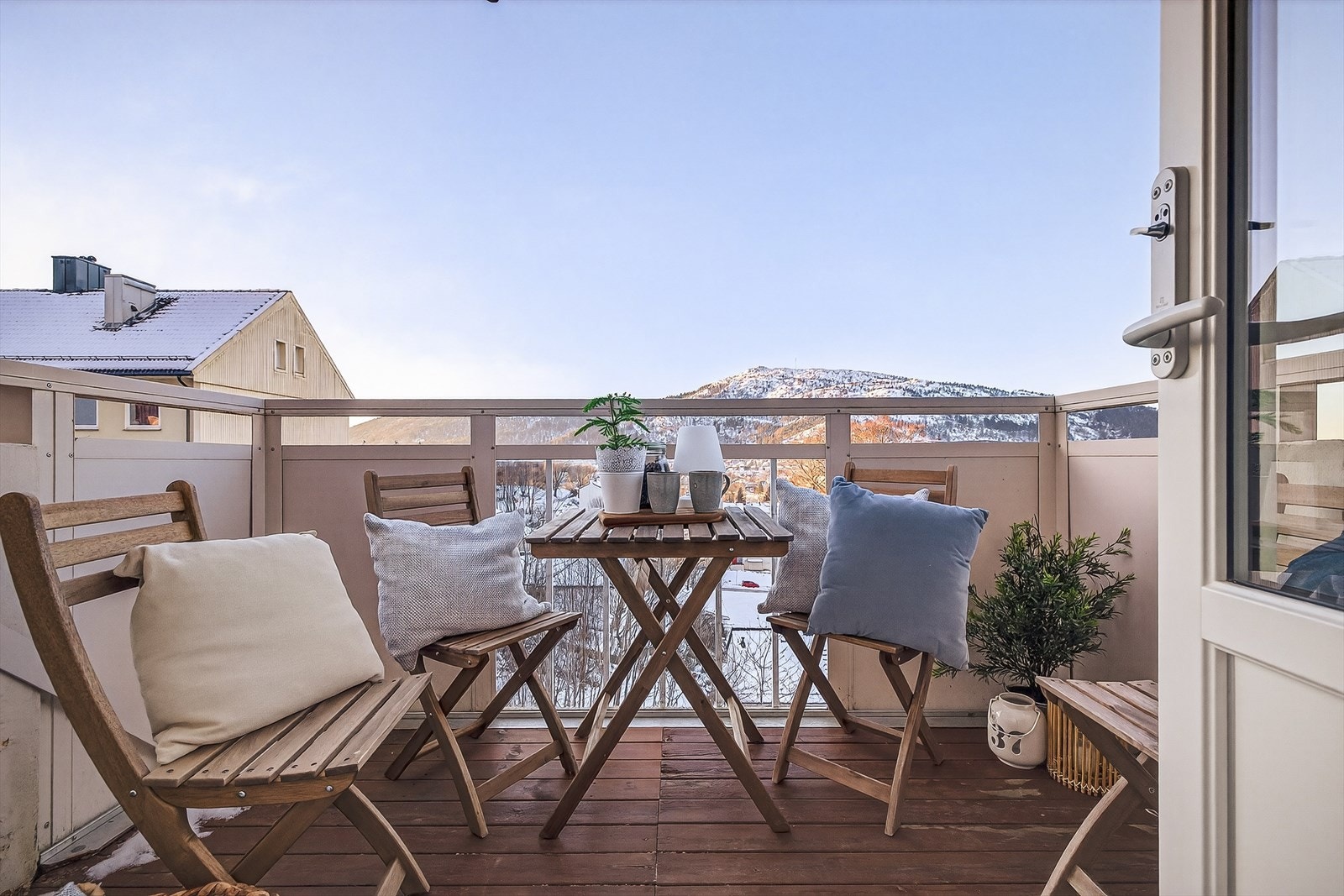 Deilig balkong med nydelige sol-og utsiktsforhold. Galleribilde