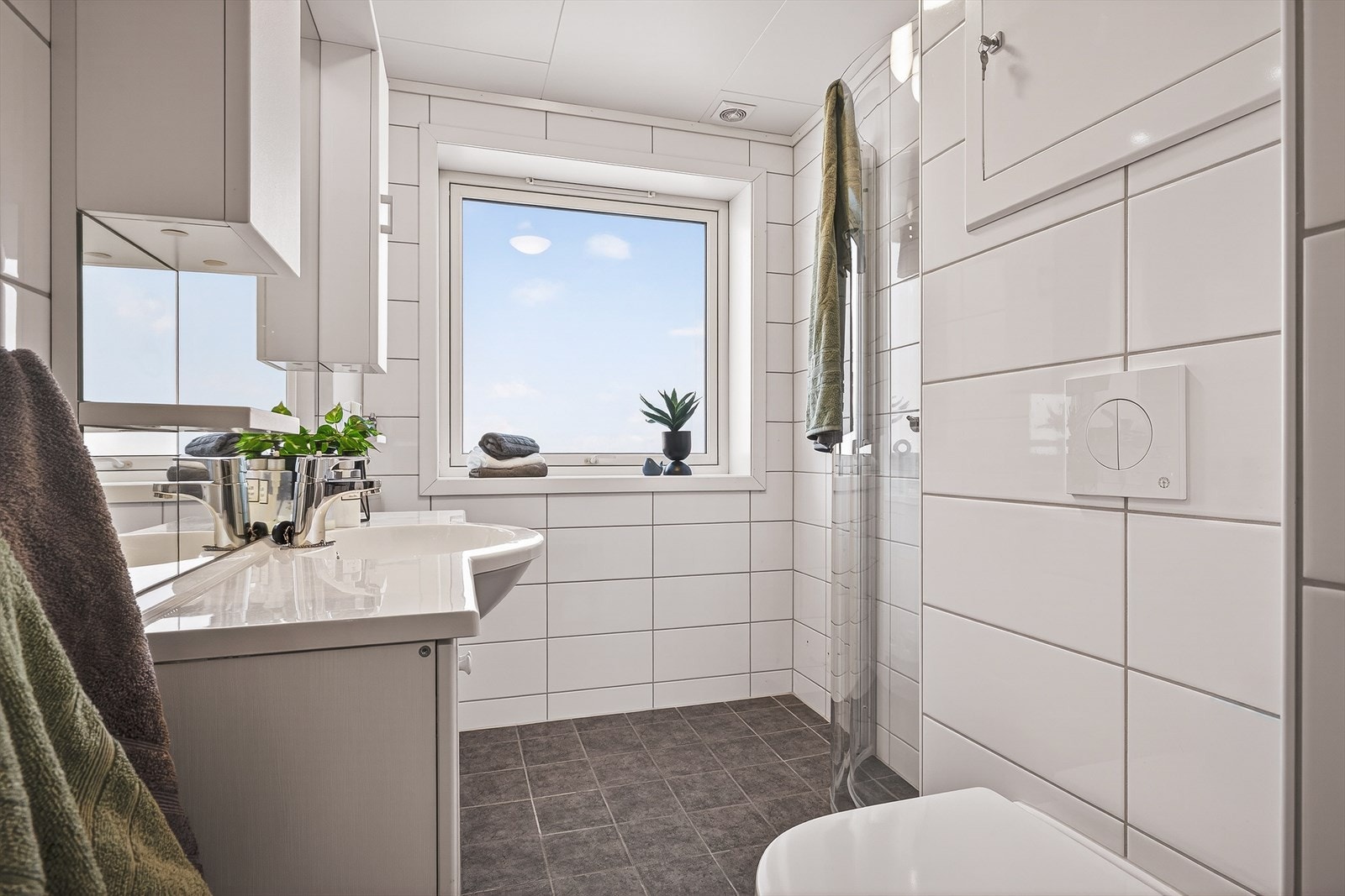 Tidløst innredet bad. Oppgradert i regi av brl. ca 2017. Galleribilde