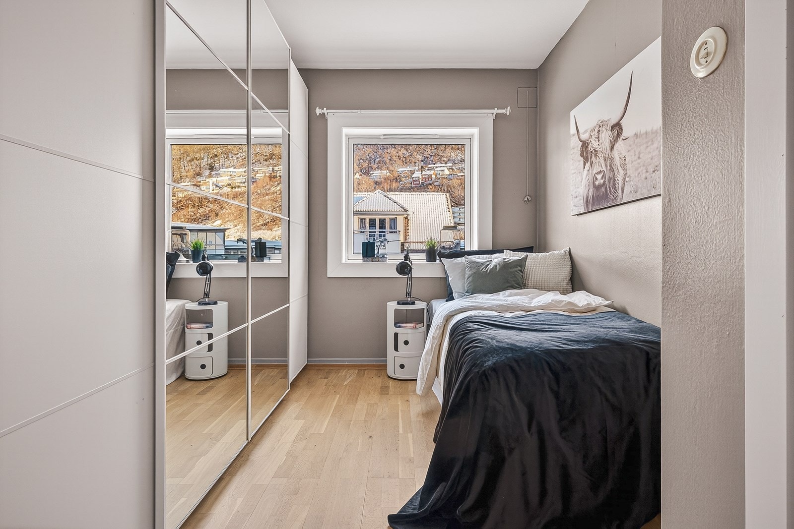 Soverom 2 har ekstra mye skapplass. Alt medfølger. Galleribilde