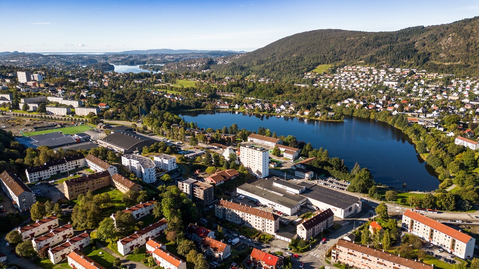 Gangavstand til Sletten senter, bybane, butikker, skole og Tveitevannet turområde. Galleribilde