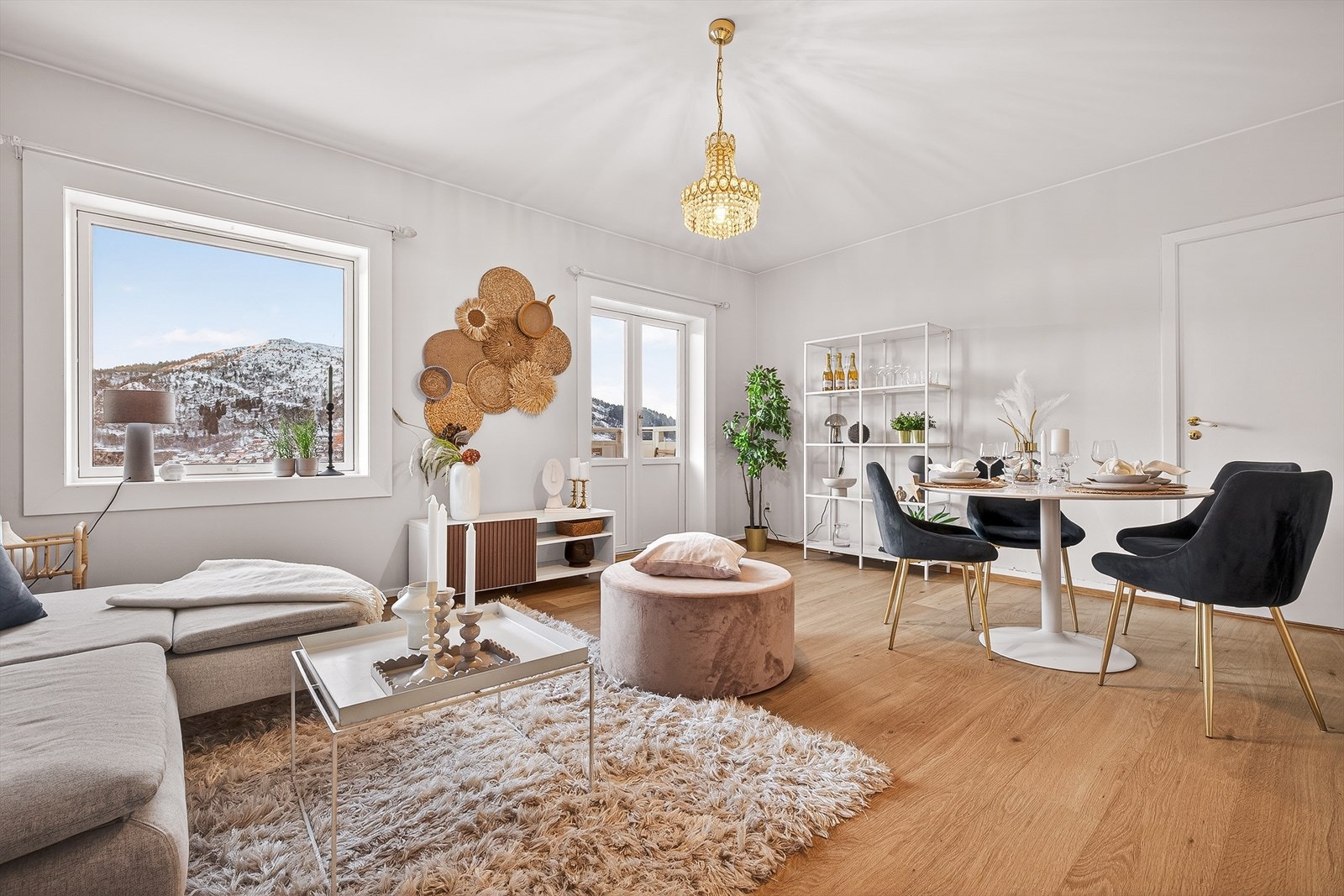 Stuen har nytt pent gulv lagt i des. 2025. Galleribilde