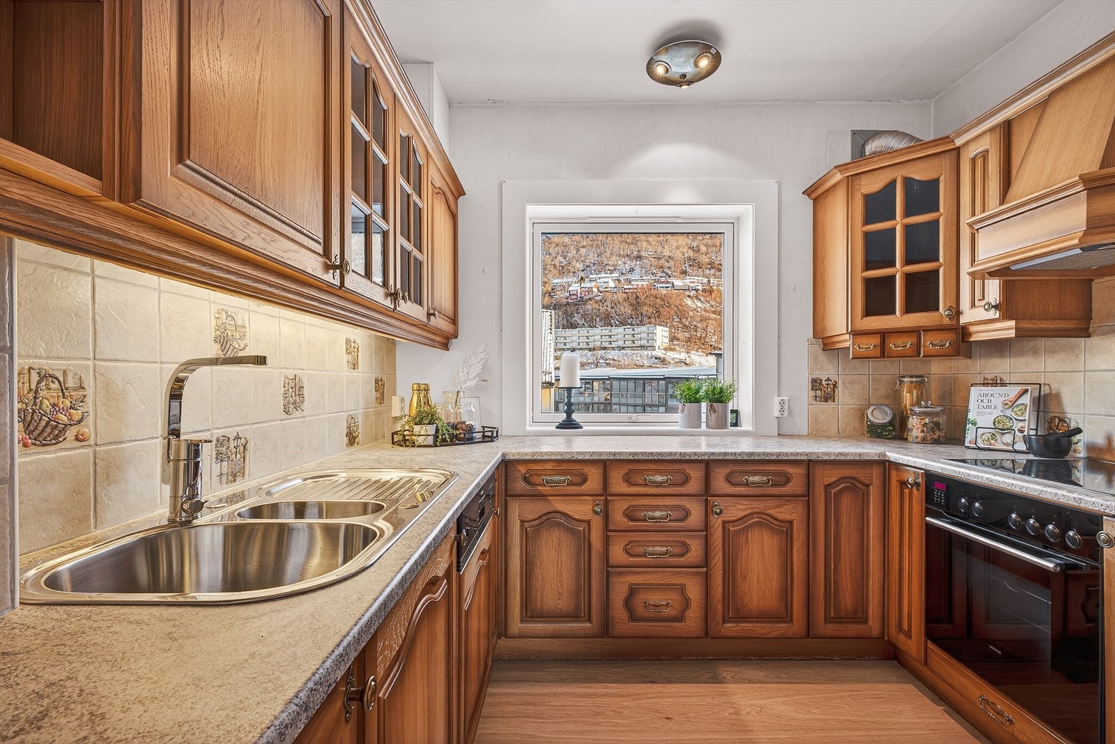 Stor og romslig kjøkkenløsning. Solide eikefronter. Integrert platetopp, komfyr og oppvaskmaskin. Galleribilde