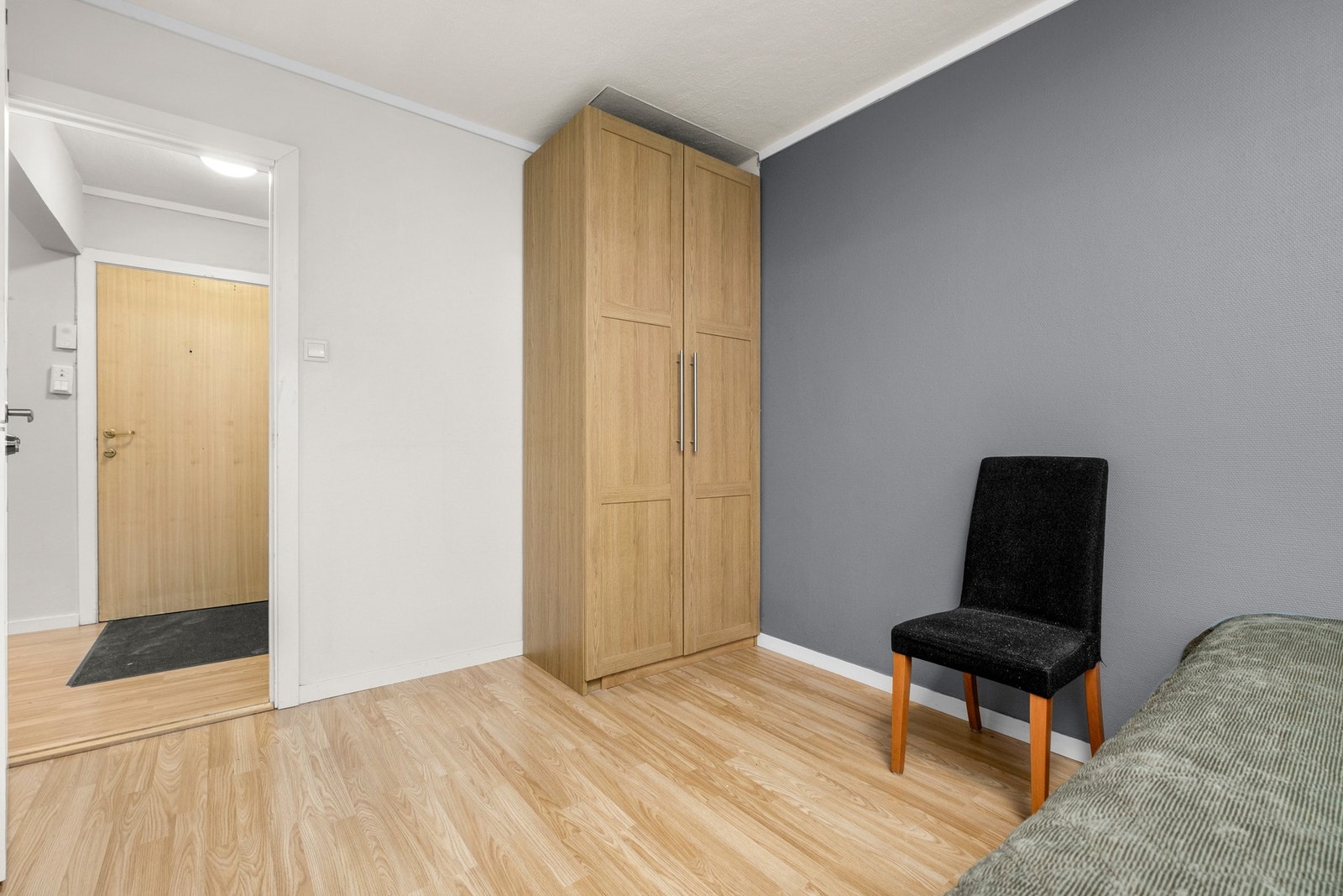 Her er det god plass til ønsket seng, garderobeskap, nattbord m.m Galleribilde