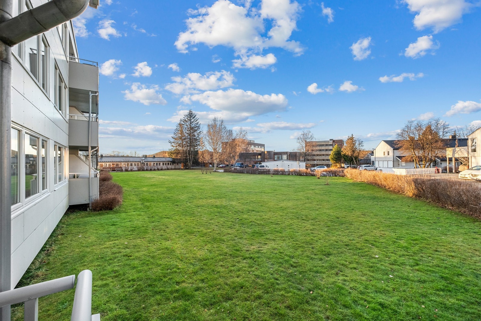 Leiligheten ligger fint til i byggets 1 etasje Galleribilde