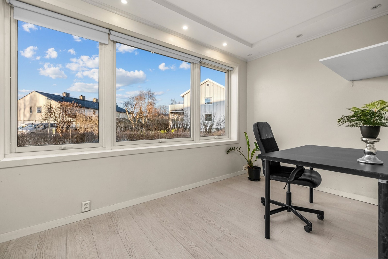 Romslig soverom på 7,8 kvm med egen utgang til veranda. Mye naturlig lysinslipp fra de store vindusflater Galleribilde