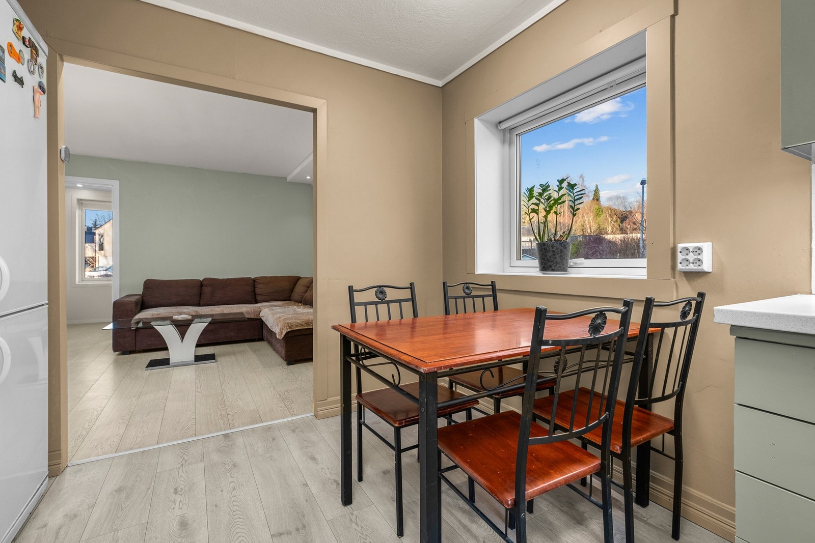 Spisesonen faller naturlig inn i rommet Galleribilde