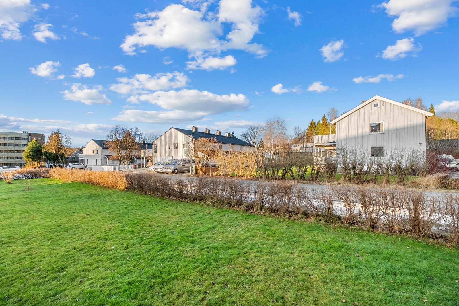 Pent grøntareal like foran boligen. Borettslaget ligger fint til med lite innsyn og godt med luft i mellom. Galleribilde