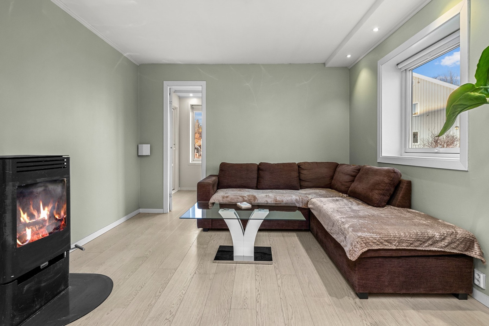 Fin vedovn på stuen som gir en god og lun atmosfære i rommet Galleribilde