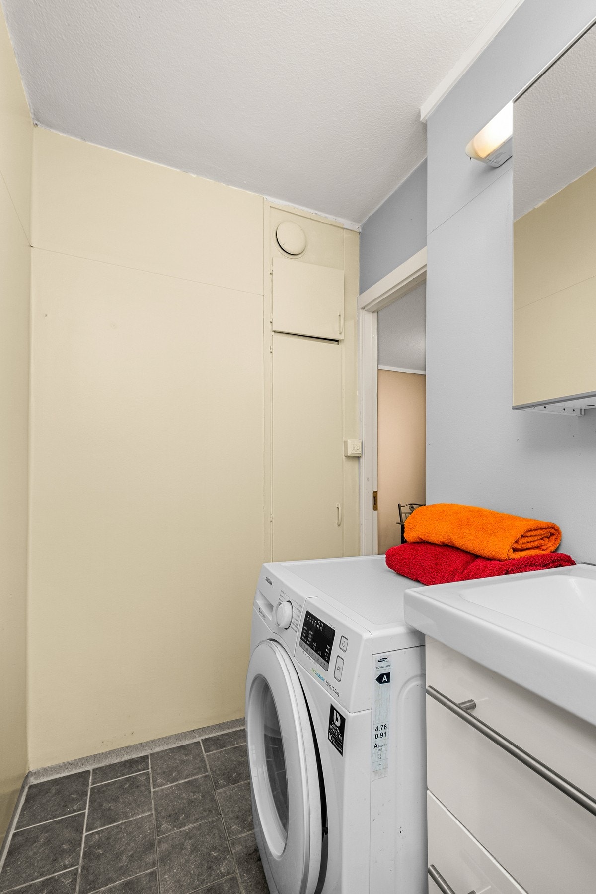 Badet er utstyrt med dusjkabinett, servantinnrednin og opplegg til vaskemaskin Galleribilde