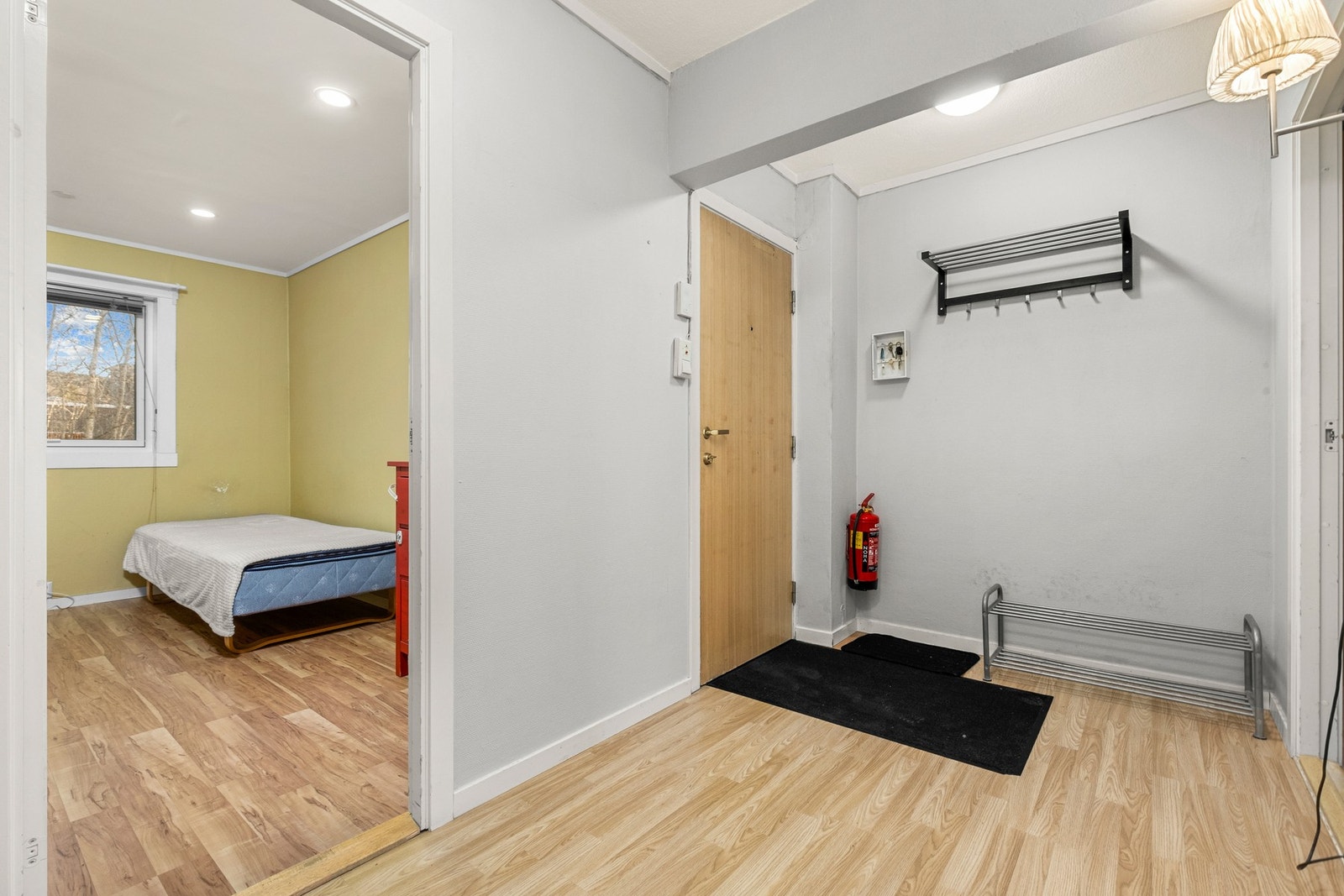 Romslig entré med mulighet for å henge fra seg yttertøy og sko Galleribilde