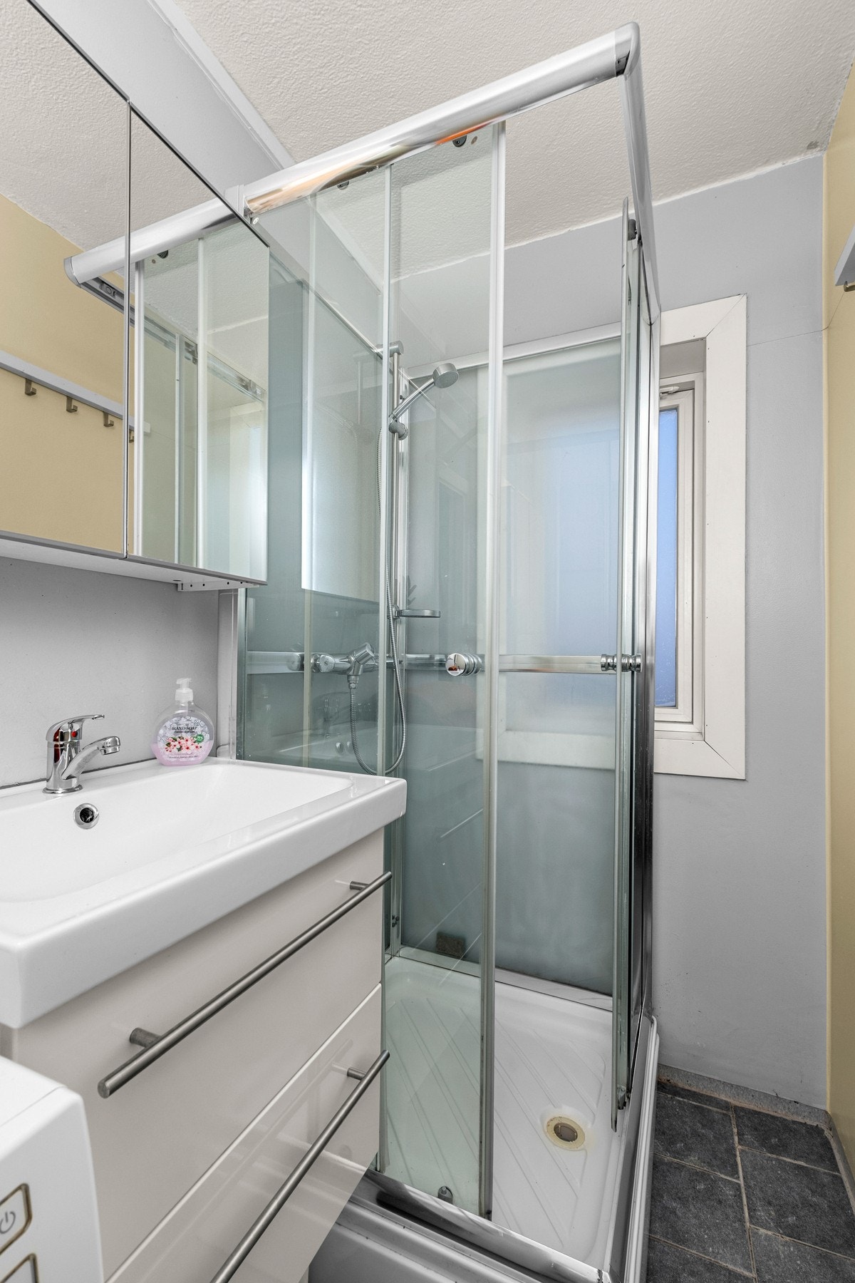 Delvis flislagt bad med varme i gulv Galleribilde