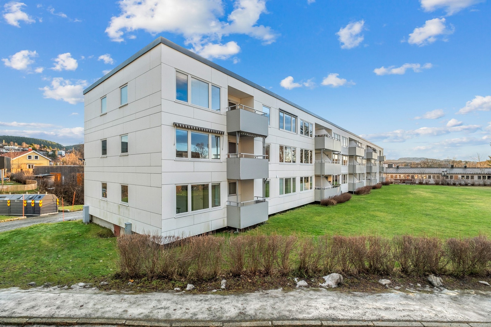 Borettslaget har flotte felles grøntarealer med både benker og prydbusker Galleribilde