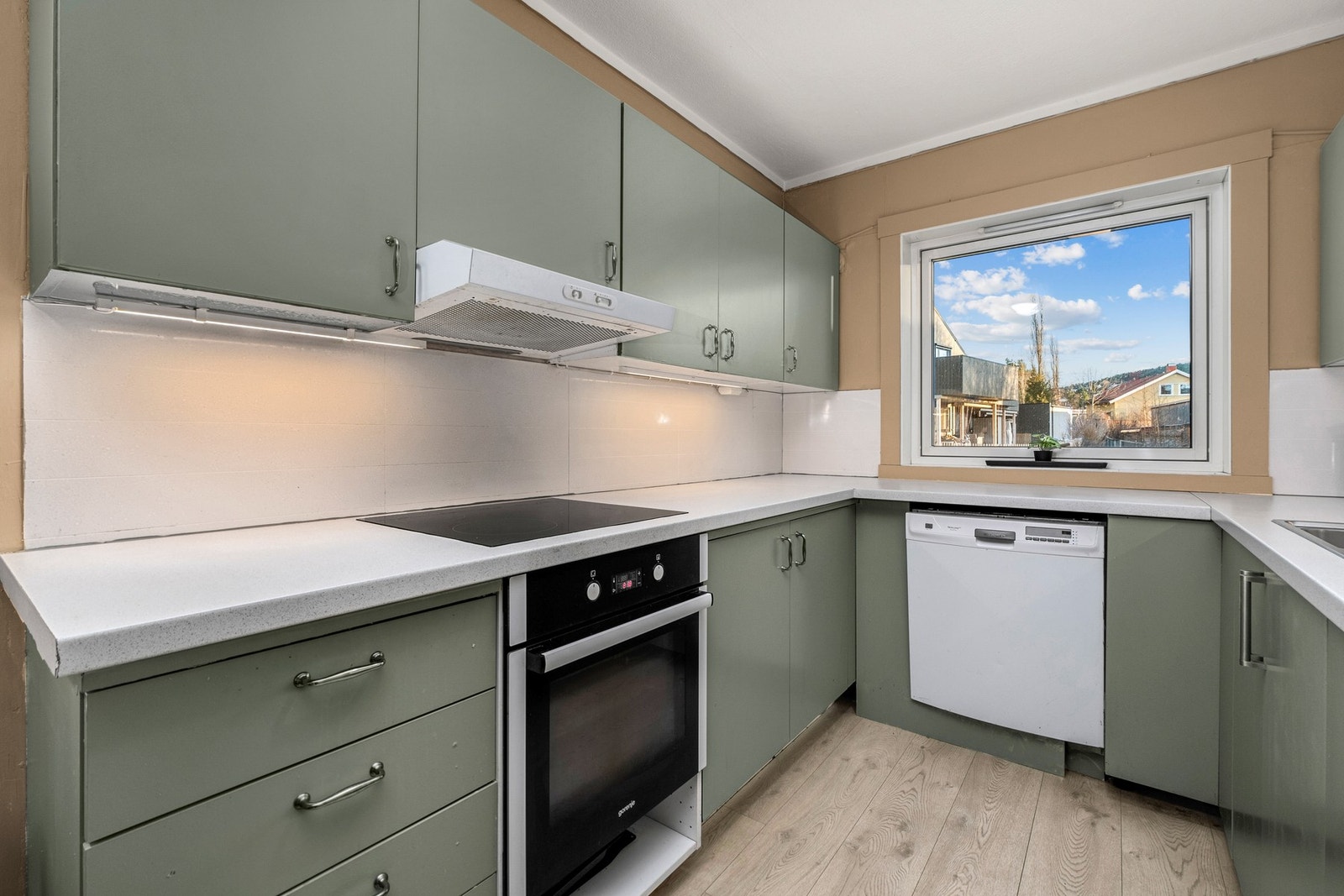 Her er det rikelig med skap og benkeplass Galleribilde