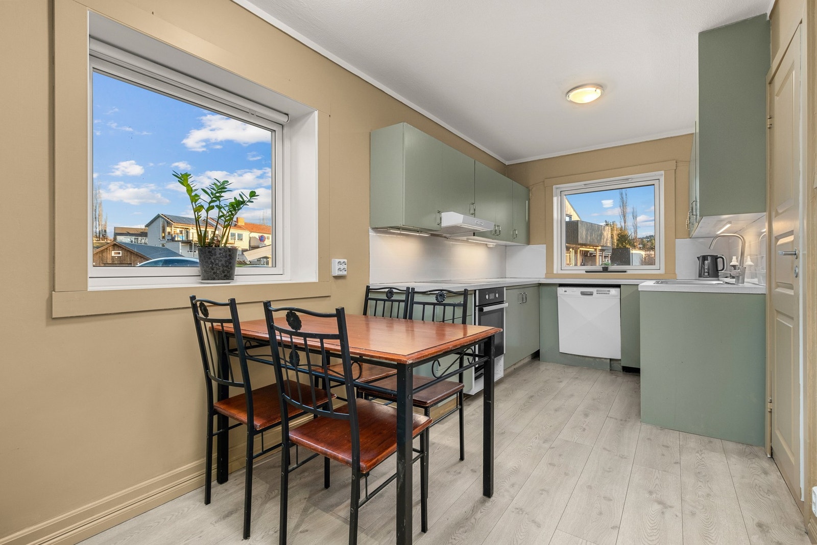 Romslig kjøkken på 12,4 kvm Galleribilde