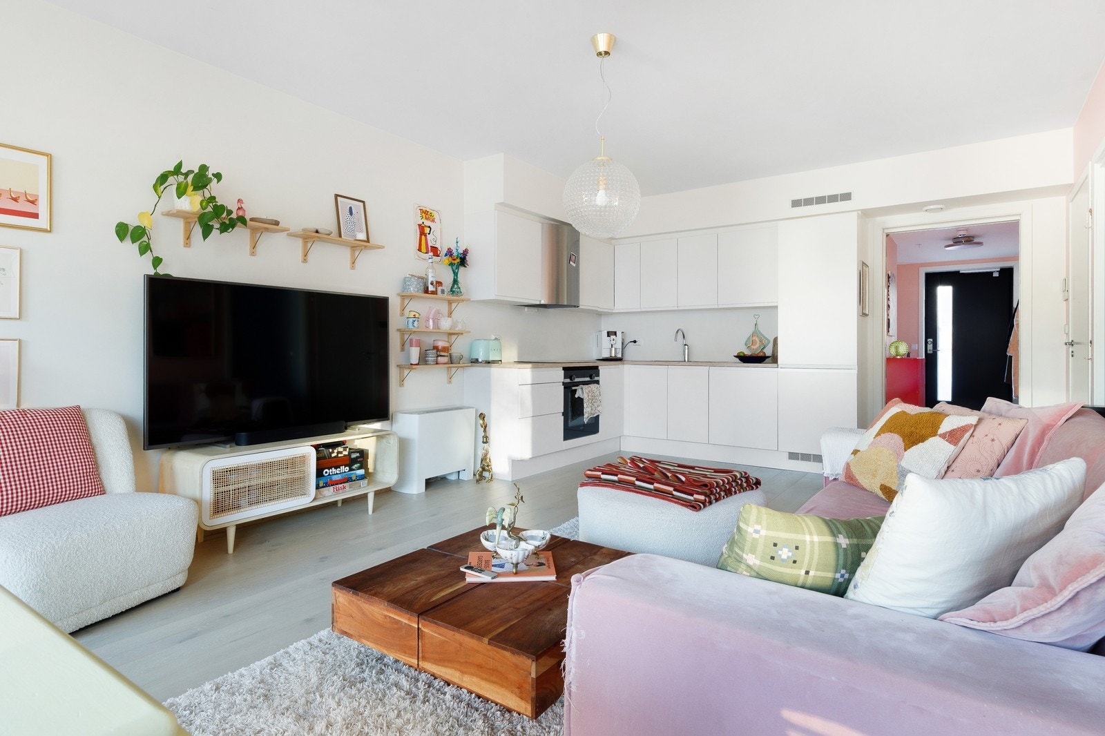 Leiligheten byr på åpen stue- og kjøkkenløsning. Galleribilde