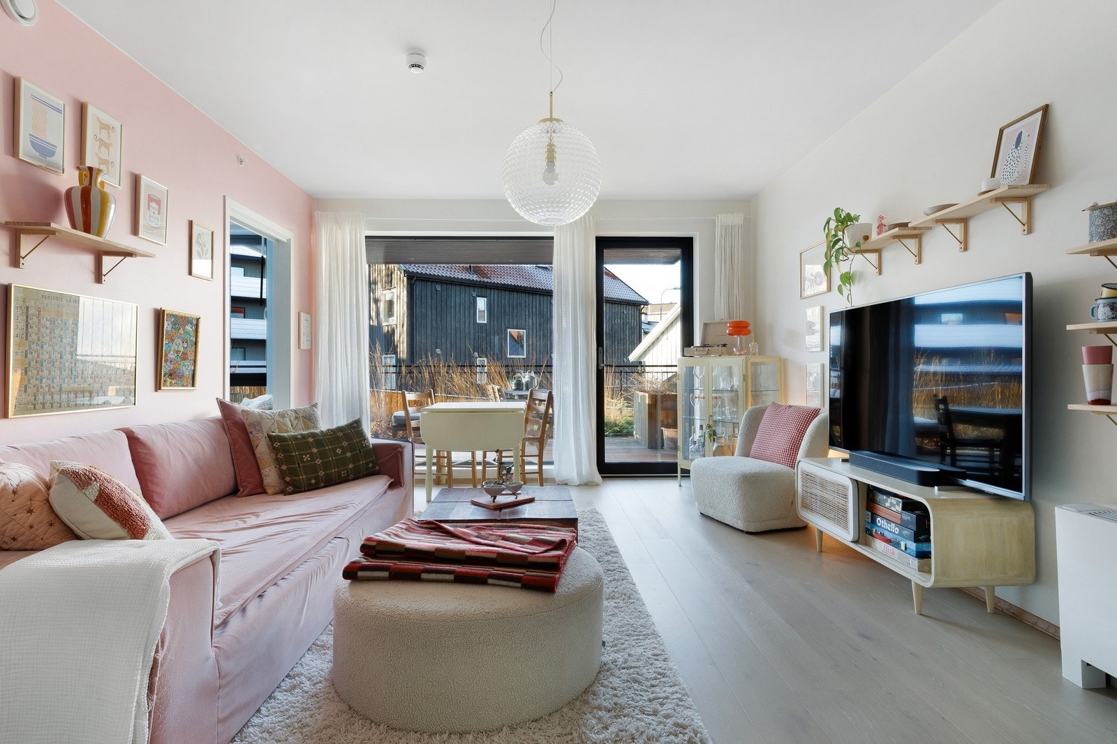 Store vindusflater. Utgang til terrasse fra stue. Galleribilde