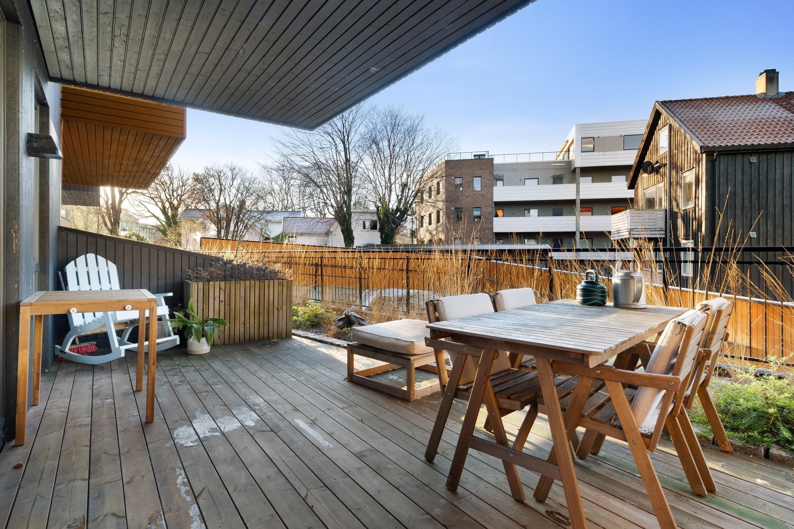 Uteplassen er romslig, og det er overbygget tak. Galleribilde