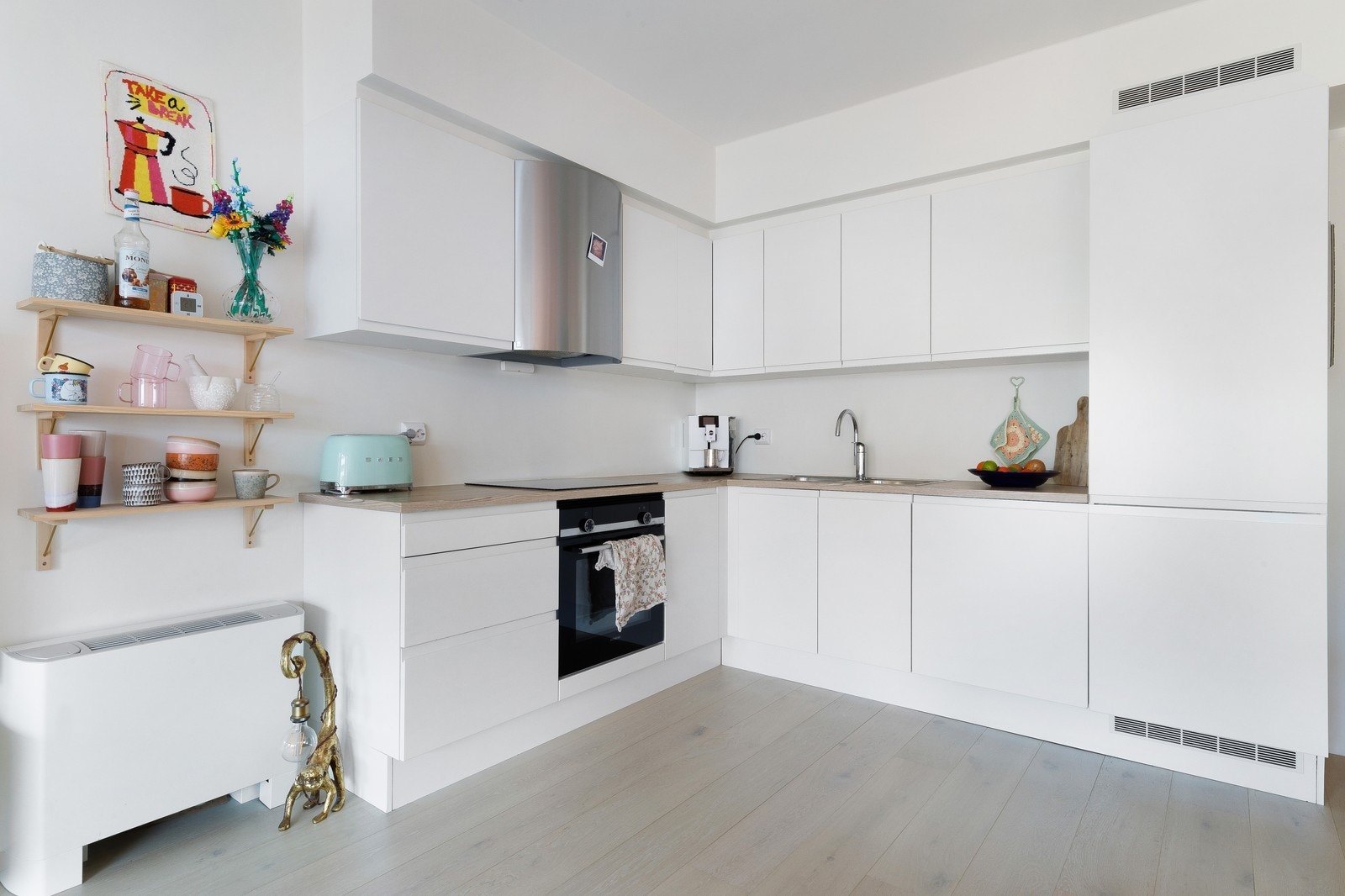 Kjøkken i vinkel med integrerte hvitevarer. Galleribilde