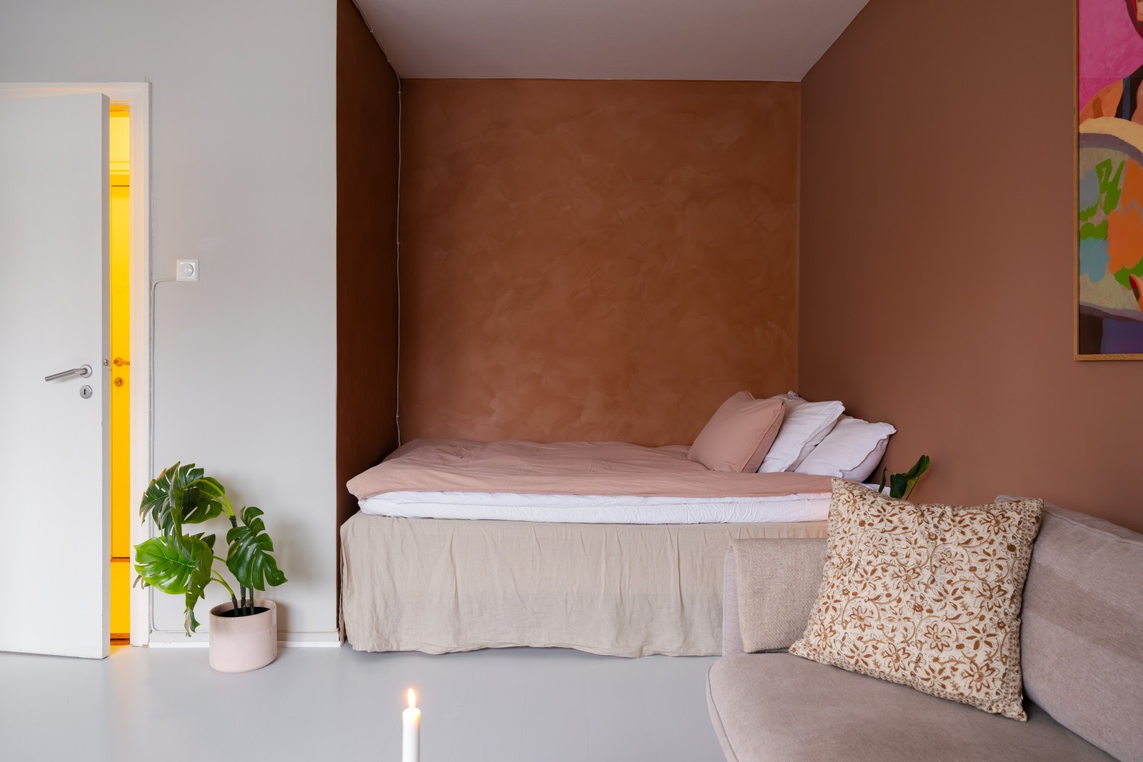 Her kan du fint dele opp rommet med hyllesystem, gardiner eller lignende. Galleribilde