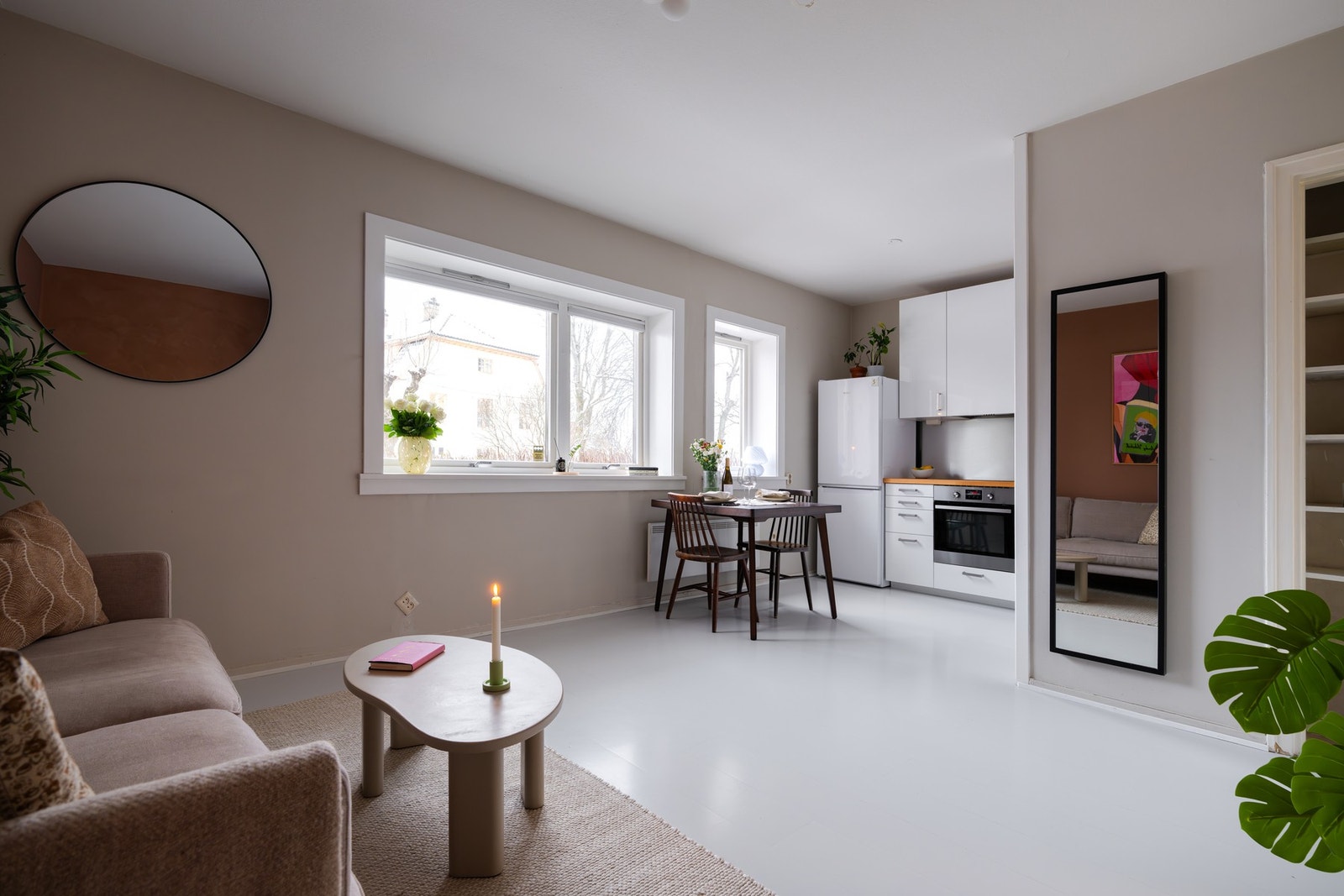 Stuen har fin plass til sofa, salongbord og mediemøblement. Galleribilde