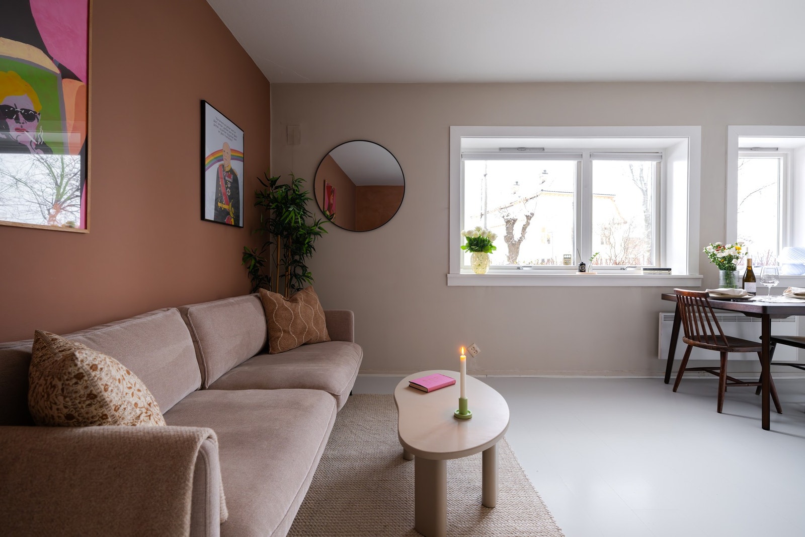 Store vindusflater med dype karmer gir godt med naturlig lys inn i rommet. Galleribilde