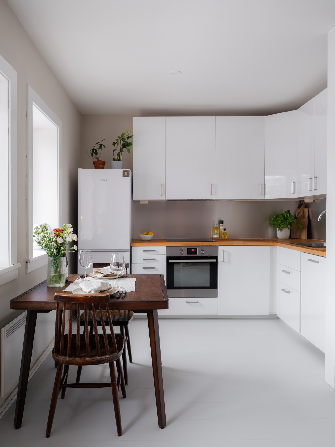 Flere i borettslaget har valgt å flytte kjøkkenet ut i stuen og sette opp en lettvegg for å etablere et soverom. Galleribilde