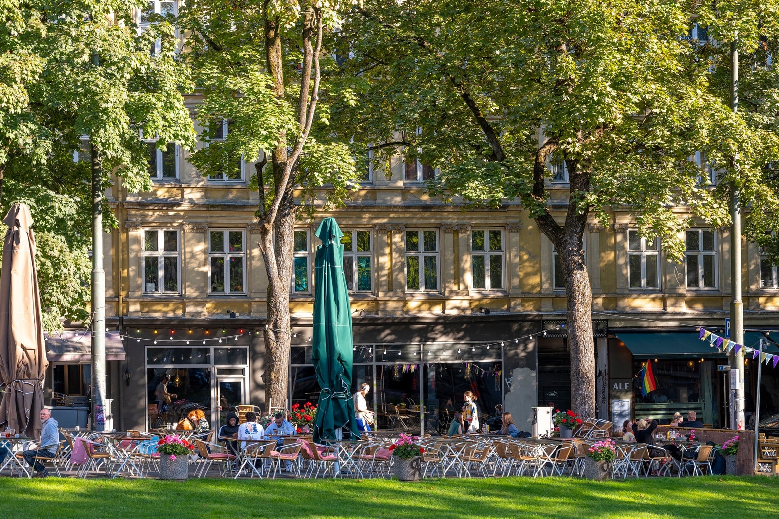 Flere serveringssteder i nærområdet, i tillegg til Kiellands hus som har matbutikk, vinmonopol, Nille mm. Galleribilde