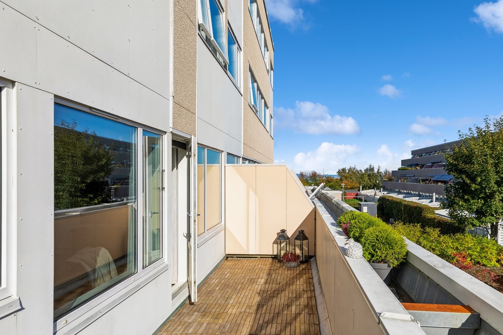 Praktiske skillevegger mellom balkongene gir mer privatliv. Galleribilde